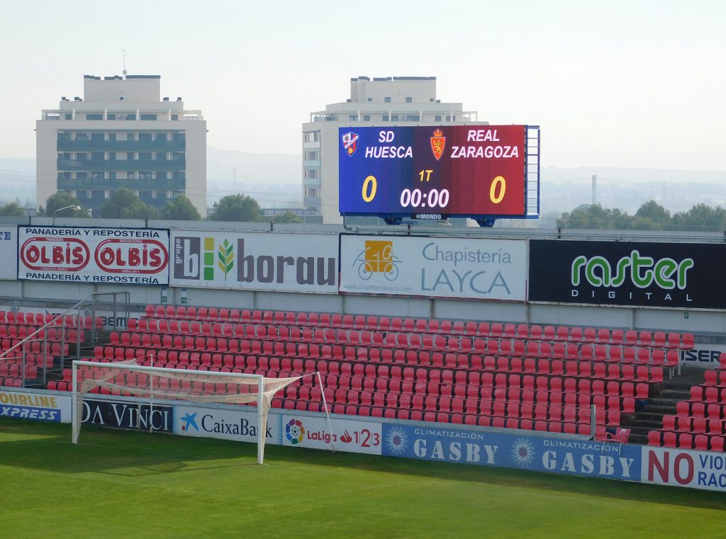 Marcadores deportivos led a medida: el estadio de la SD Huesca se moderniza